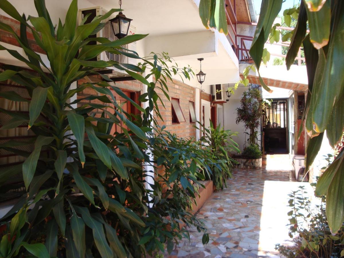 Residencial Uno Hostel Puerto Iguazu Bagian luar foto