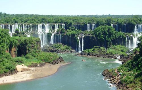 Residencial Uno Hostel Puerto Iguazu Bagian luar foto