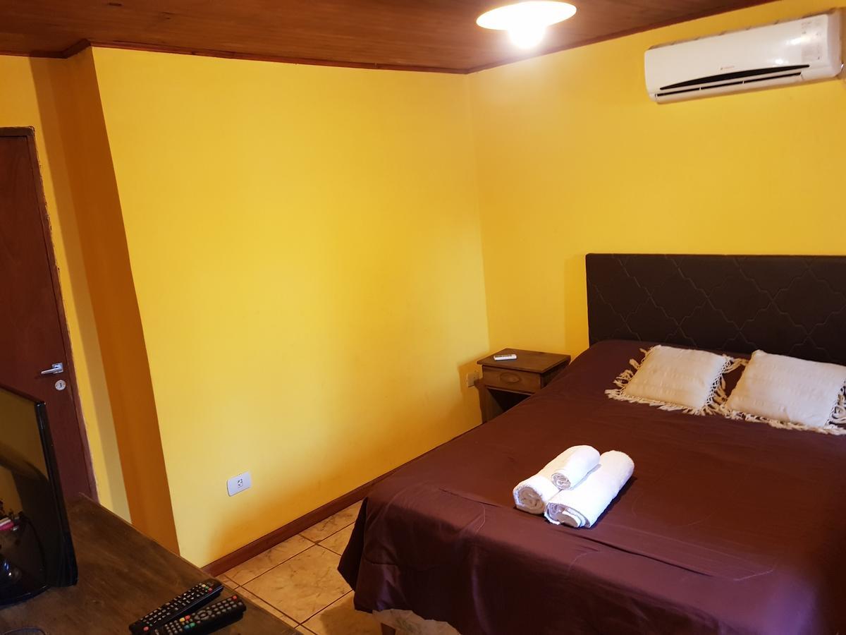 Residencial Uno Hostel Puerto Iguazu Bagian luar foto