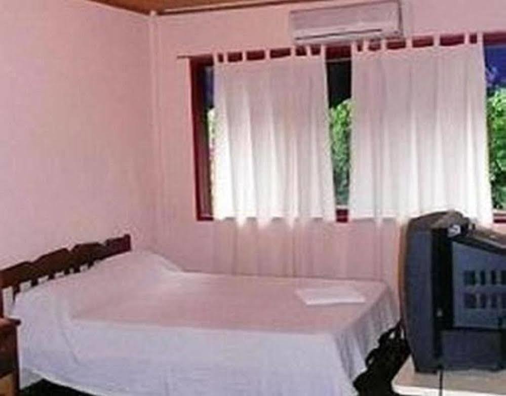 Residencial Uno Hostel Puerto Iguazu Bagian luar foto